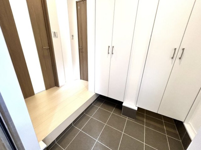 【玄関】 | ■新規専任物件■高槻市庄所町 | ■玄関にはシューズクローゼットとセンサーライト付き