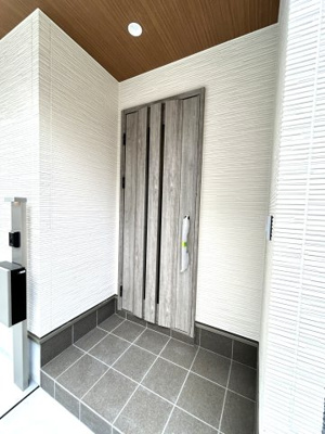 【玄関】 | ■新規専任物件■高槻市庄所町 | ■玄関キーはタッチレスキーになっています■外部に防犯カメラ設置可能です ■外部にダウンライト3つ(明暗センサー1つ) 

