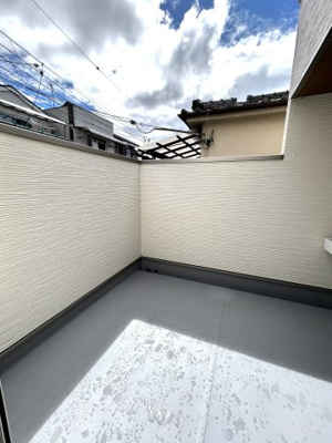 【バルコニー】 | ■新規専任物件■高槻市庄所町 | ■スロップシンク付き約5帖サイズの広いバルコニー
