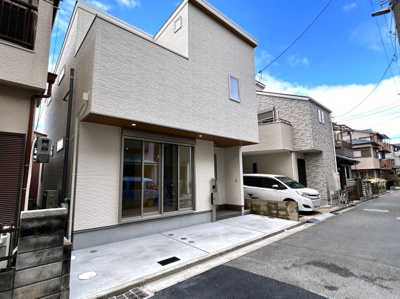 【前面道路含む現地写真】 | ■新規専任物件■高槻市庄所町 | ■１階の道路側窓は電動シャッターになっていますので開閉がとっても楽です