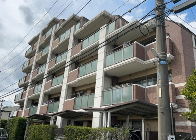 【外観】 | アンビシャスパーク京王堀之内 | 外観はマンション管理がされているかの目安になります。築年数が古いと、壁面は劣化してひび割れが生じることも！建物が古びていても細かいところが修繕されていると、きちんと管理されているなぁと感じるでしょう。
