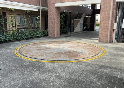 【駐車場】 | アンビシャスパーク京王堀之内 | 車一台あたりに必要なスペースは、標準サイズの普通自動車で横幅2m50cm、長さ5mは必要になります。ただし、乗降のことも考慮して横幅3m30cm、長さ5m50cmほどは確保できるところを選びましょう。
