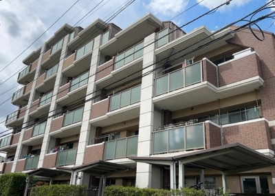 【外観】 | アンビシャスパーク京王堀之内 | マンションの外観は非常に重要なポイントです！外観の善し悪しは資産価値に大きな影響を与えます。外観のいいマンションを購入することで、高値で売却がしやすく、買い手が見つかりやすいというメリットがあります。