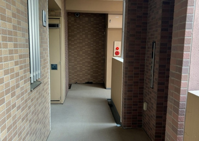 【その他共用部分】 | アンビシャスパーク京王堀之内 | 共有部分は、住民なら誰もが使える設備のこと。例えば駐車場やエレベーター、インターネット設備、セキュリティ設備などがあります。他にも、マンションの廊下・外部階段やエントランス・ゴミ置き場などがあります。