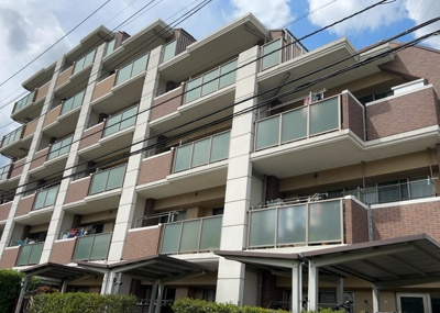 【外観】 | アンビシャスパーク京王堀之内 | ＲＣ造、Reinforced Concreteは直訳すると補強されたコンクリートです。主に柱や梁・床・壁が鉄筋とコンクリートで構成おり、鉄筋を組んだ型枠にコンクリートを流し込んで固めたものを指します。