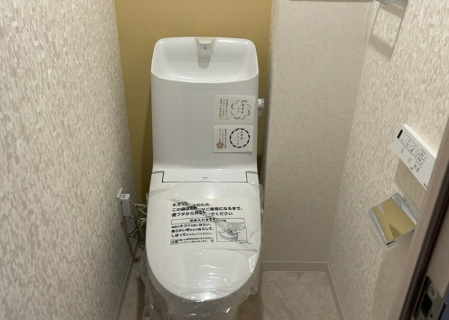 【トイレ】 | アンビシャスパーク京王堀之内 | トイレは大きさや形、機能、抗菌性などが異なる多種多彩なタイプが各メーカーから出ています。それぞれに良さがあるため、事前にどういったタイプのトイレがいいのかをご家庭内で決めて、内見に行くといいでしょう。