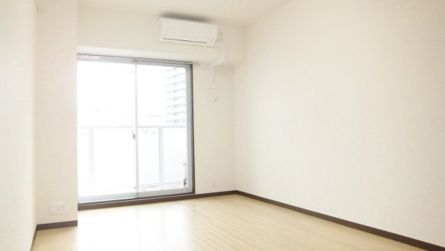 ジュモー京成船橋の居間・リビング|洋室8.4帖広々としています