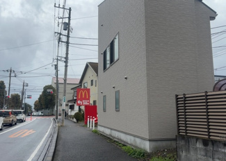 【外観】 | 家を建てる場合、方位は要チェックです。現実的に日当たりのよい家ならばリビングは南側、建築基準法でも北側に当たる家への配慮は求められています。土地を見学に行く際は、方位磁針を持って行くようにしましょう。