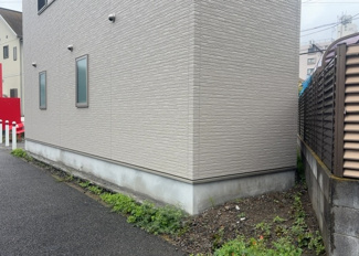 【外観】 | 土地を買う際、住む地域の自治体や福祉の補助制度にも注目してみましょう。子供や老人の医療補助やゴミ出しのルールなど、自治体によってルールに大きな違いがあるため、暮らしやすい土地で判断するとよいでしょう。