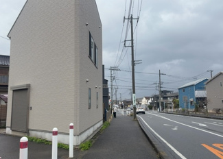【外観】 | 土地の前の道路に消火栓が設置されていることがあります。この場合、道路交通法第45条第1項により、駐車禁止の場所が指定されています。そのため、車庫などの駐車スペースをつくることができない場合があります。