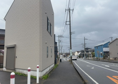 【外観】 | 新築事務所 | 土地の前の道路に消火栓が設置されていることがあります。この場合、道路交通法第45条第1項により、駐車禁止の場所が指定されています。そのため、車庫などの駐車スペースをつくることができない場合があります。