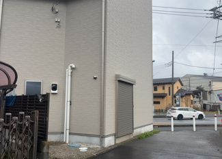 【外観】 | 現地に行くなら、物件の周囲の地形がどうなっているかを見ることも大切です。周辺より低くなっている土地では、大雨などで水が集まりやすいため、地盤が弱くなっているということも考えられるため、注意が必要です。