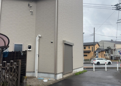 【外観】 | 新築事務所 | 現地に行くなら、物件の周囲の地形がどうなっているかを見ることも大切です。周辺より低くなっている土地では、大雨などで水が集まりやすいため、地盤が弱くなっているということも考えられるため、注意が必要です。