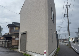 【外観】 | 隣家の土地はどうなっているのか、生活利便施設が近くにあるのか、学校まで近いかなど、お客様のライフスタイルにあわせたイメージが重要です。また、近くにあると困る施設が近くにないかも確認するといいでしょう。