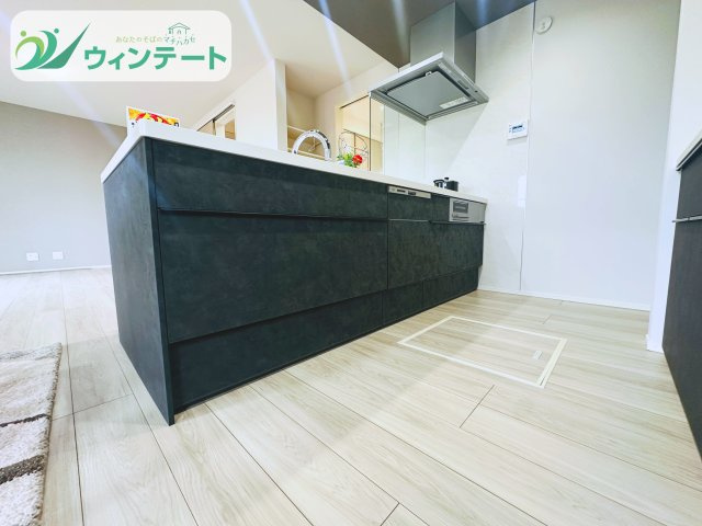 タマタウン牛久南のキッチン|調理スペースが広く、収納も豊富なキッチン。シンプルなデザインで清潔感を感じられます。