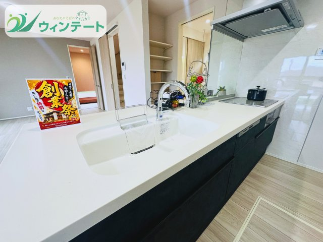 タマタウン牛久南のキッチン|キッチンからリビングが見える開放的な空間設計。料理をしながら家族とのコミュニケーションが楽しめます。