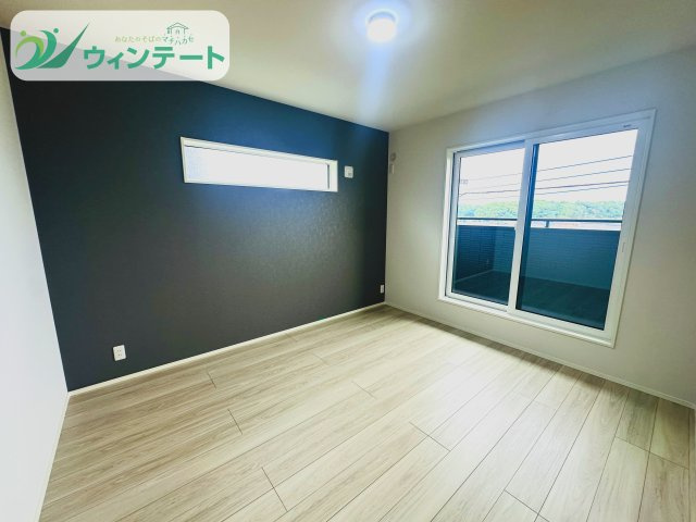 タマタウン牛久南の洋室|主寝室のアクセントクロスがおしゃれですね＾＾ベランダにも直結しているので寝起きから日光が浴びれます！日光を浴びると幸せホルモンが分泌されるみたいですよ♪