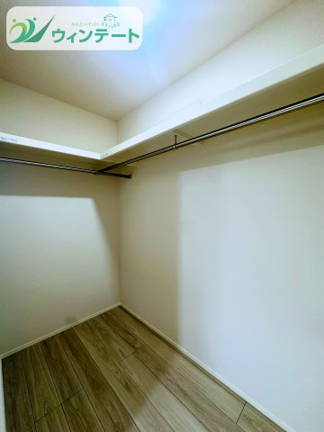 タマタウン牛久南の収納|家族の衣類をまとめて収納できる広々WIC。片付けがしやすく、暮らしをスマートに整えます。