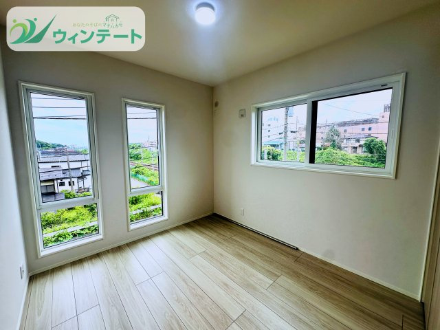 タマタウン牛久南の洋室|洋室は窓があり、明るく開放的な印象。収納も備えた便利な空間で、使い勝手の良い設計です。
