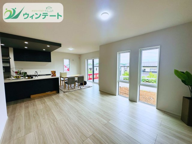 タマタウン牛久南の居間・リビング|同仕様のLDK写真です。20帖の広さとナチュラルなデザインで、家族の暮らしに寄り添う空間です♪