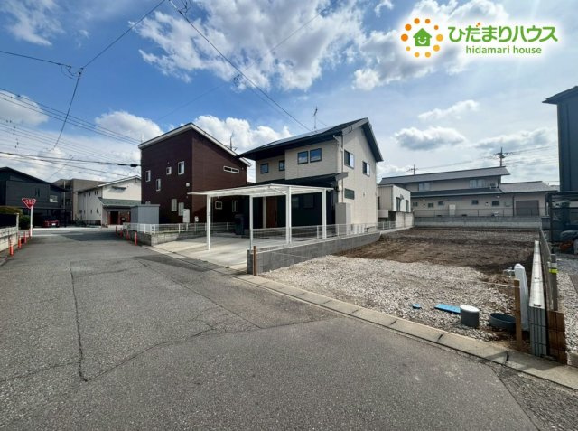 熊谷市別府1丁目　新築一戸建て　ブルーミングガーデン　01の前面道路含む現地写真