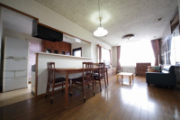 大きなテレビ、ダイニングテーブルと、一人暮らしでは得られない贅沢な設備が備わっています。
