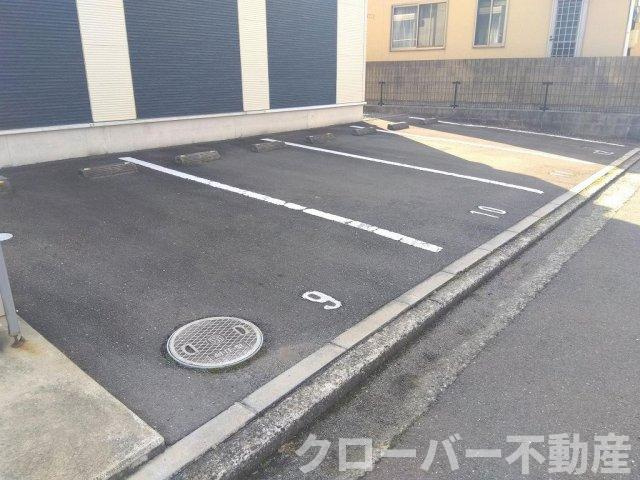 レオネクスト旭町の駐車場
