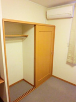 明るい色調の室内です