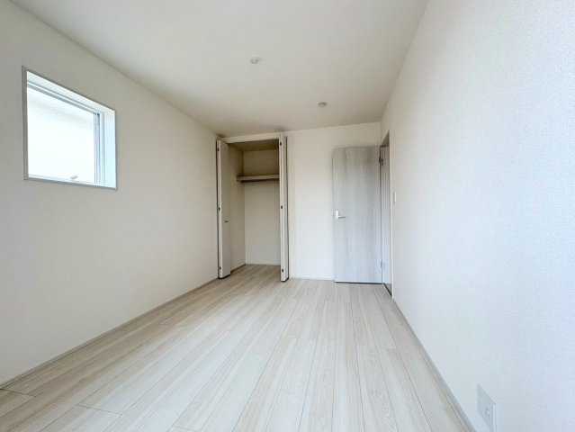 リーブルガーデン　各務原市那加前野町一丁目　全7区画分譲の独立洗面台|洗面化粧台 幅 750mm、軽く割れにくい洗面ボールと場所をとらないコンパクト設計の本体キャビネットです。
ミラー扉の内側は全て収納スペースです。リフトアップシャワーを採用し両手が自由に使えます
