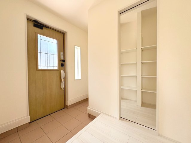 リーブルガーデン　各務原市那加前野町一丁目　全7区画分譲の洋室|全居室にたっぷり収納できる大型クローゼット、居室部分の窓ガラスには間に空気層を設けたペアガラスを採用。
高い断熱性と共にガラス面の結露対策にも効果を発揮します。
