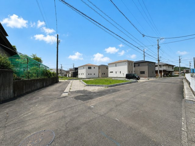 リーブルガーデン　各務原市那加前野町一丁目　全7区画分譲の玄関|【ピッキング防止機能付き玄関ドア錠】玄関ドアの鍵は上下に２つあり、内側の下段は脱着サムターンキー。
鍵を不正に開錠されても、もう１つの鍵でピッキングを防ぎます。防犯性の高い仕様になっています。