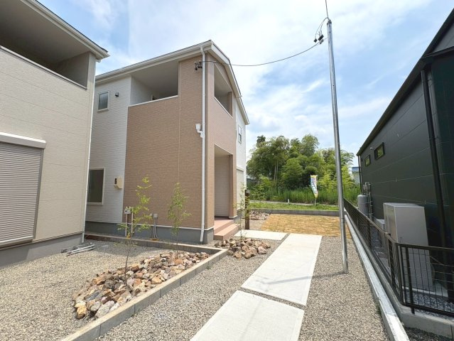 リーブルガーデン　各務原市那加前野町一丁目　全7区画分譲の玄関|大容量のシューズ収納付きで玄関周りもすっきり！玄関ドアからの光が玄関ホールを明るくしてくれます。
