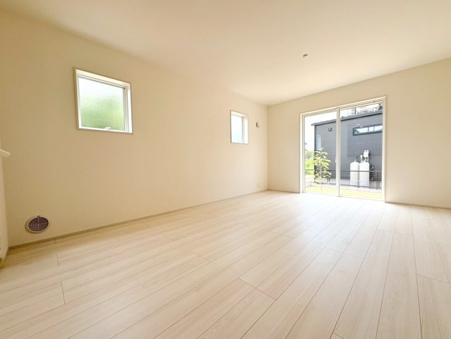 リーブルガーデン　各務原市那加前野町一丁目　全7区画分譲の居間・リビング|明るい日差しをふんだんに取り込んだリビングダイニングは家族の笑顔につつまれた素敵な空間になります。
一建設の家は精度が高く丈夫な工法を採用し、「住宅トップランナー基準」に対応しています。