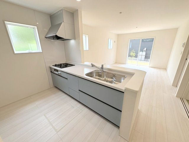 リーブルガーデン　各務原市那加前野町一丁目　全7区画分譲のキッチン|機能的で手入れがしやすいシステムキッチンでお掃除も楽々。蛇口は浄水器内蔵型で節湯CI対応水栓です。　
人造大理石カウンターやキッチンパネルなど明るくきれいにお使いいただけます。