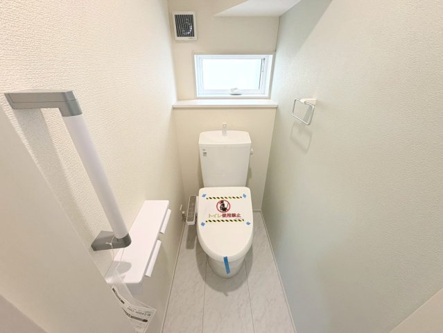 リーブルガーデン　各務原市那加前野町一丁目　全7区画分譲のキッチン|機能的で手入れがしやすいシステムキッチンでお掃除も楽々。蛇口は浄水器内蔵型で節湯CI対応水栓です。　
人造大理石カウンターやキッチンパネルなど明るくきれいにお使いいただけます。