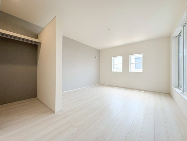 リーブルガーデン　各務原市那加前野町一丁目　全7区画分譲の浴室|明るく清潔感がある浴室。浴槽は環境にやさしい節水タイプ。浴槽内ステップで半身浴、親子入浴も安心です。
洗い場の床は乾きやすく滑りにくい快適仕様、水はけが良くカビの発生を軽減できます。
