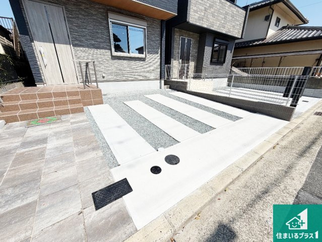 神戸市西区福吉台　新築一戸建ての駐車場|並列２台駐車可能！ゆとりの駐車スペースで車庫入れもスムーズ！