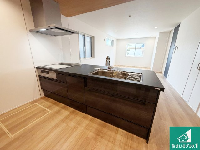 神戸市西区福吉台　新築一戸建てのキッチン|リビングと統一感があり、使い勝手のいいキッチン。広々としているので、二人並んで作業が出来ちゃいます。お子様と一緒に色々なお料理に挑戦できるスペースがあります。
