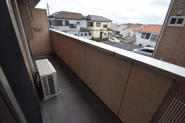 グランドゥールヒルⅠのバルコニー|外からの目が気にならないバルコニーで洗濯物が干せます