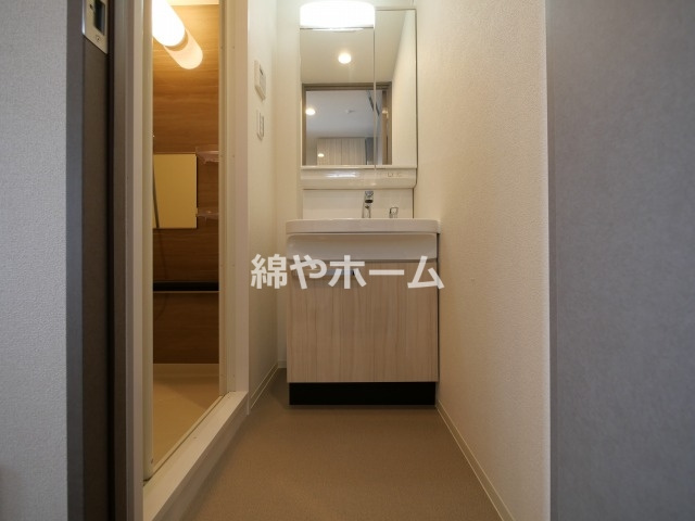 プレサンス東小橋エレディータ の独立洗面台|明るい室内です