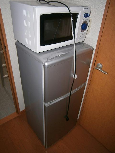 レオパレスシルバーストーンの設備|２ドア冷蔵庫＆電子レンジ