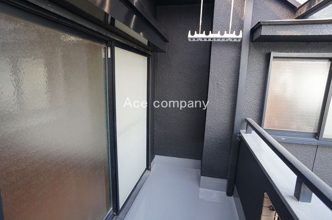 【バルコニー】 | 八尾市刑部2丁目 | 【2階：南東側の洋室6帖】に面したバルコニー☆防水塗装済み☆雨除けテラス屋根付きです☆