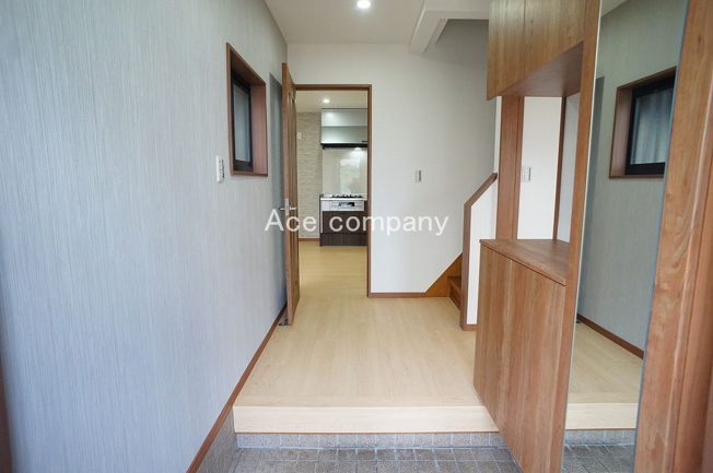 【玄関】 | 八尾市刑部2丁目 | ミラー付きのシューズボックス完備♪階段、手すり付きです♪
