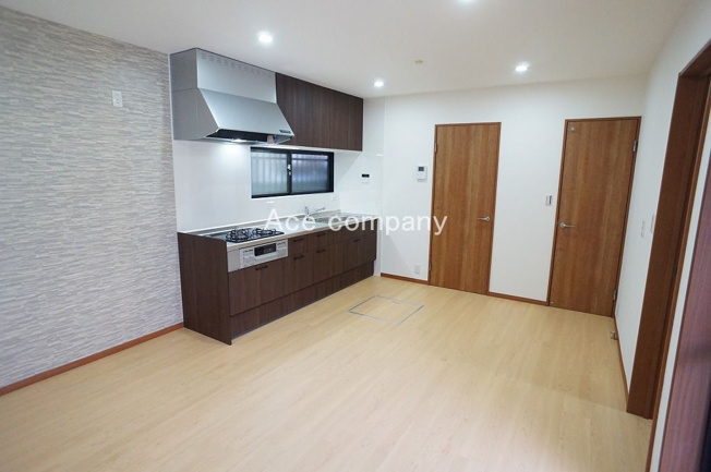 【居間・リビング】 | 八尾市刑部2丁目 | 【LDK：11帖】キッチンスペースに床下収納付きです♪