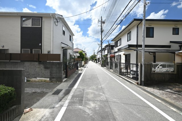 Hapikuru Town緑ケ丘5丁目新築一戸建て│平屋4LDK+駐車2台可の前面道路含む現地写真|西側前面道路　幅員約5.8ｍ