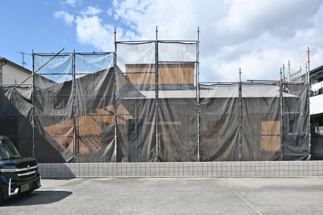 Hapikuru Town緑ケ丘5丁目新築一戸建て│平屋4LDK+駐車2台可の外観|現地東側の駐車場から撮影した現地外観写真。
建物の骨組みが立ち上がり住まいの形が少しずつ見えてきました。住宅ローンや資金計画についてもお気軽にご相談ください。皆様からのお問い合わせをお待ちしています。