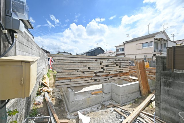 Hapikuru Town緑ケ丘5丁目新築一戸建て│平屋4LDK+駐車2台可の外観|第一種低層住居専用地域の閑静な住宅地で敷地面積256.73㎡、建物面積125.19㎡の平屋住宅が誕生します。現在基礎工事中です。詳しくはお気軽にお問い合わせください。