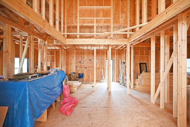 Hapikuru Town緑ケ丘5丁目新築一戸建て│平屋4LDK+駐車2台可の居間・リビング|現在は建築工事が進み、建物の骨組みが見える現地内観写真です。
