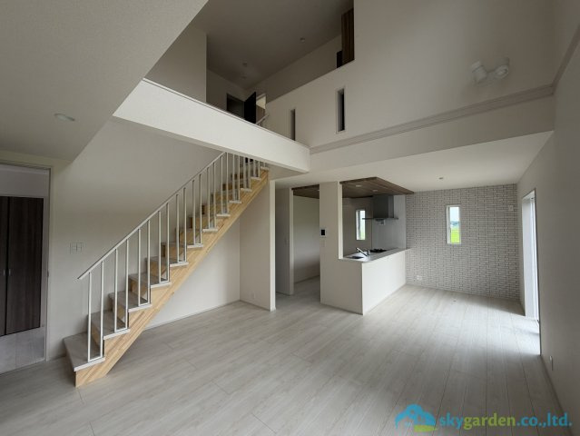 平塚市南金目　新築戸建　全2棟1号棟の居間・リビング