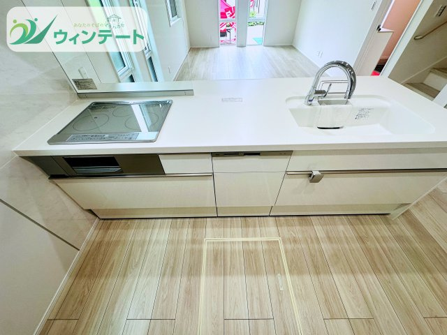 タマタウン牛久南のキッチン|調理スペースが広く、収納も豊富なキッチン。シンプルなデザインで清潔感を感じられます。